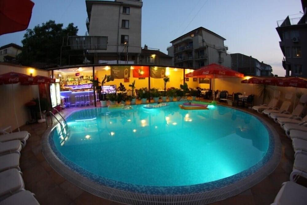 Italia Hotel Νεσέμπαρ Εξωτερικό φωτογραφία